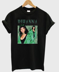 Rihanna goes greemn T-shirt