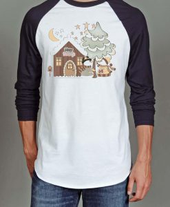 Fun Gentle Christmas Scene with Mr. and Mrs. Snowman by their little Cottage raglan T-shirt